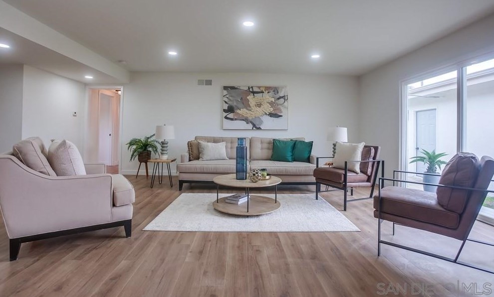 1811 Iris Way, Escondido CA  92027-1549 exterior