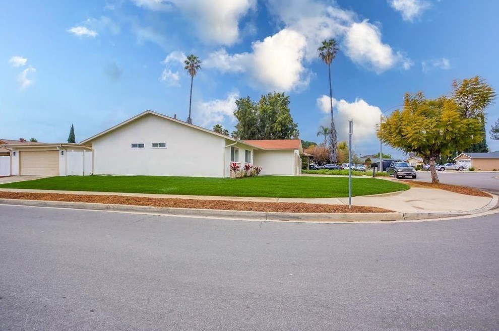 1811 Iris Way, Escondido CA  92027-1549 exterior