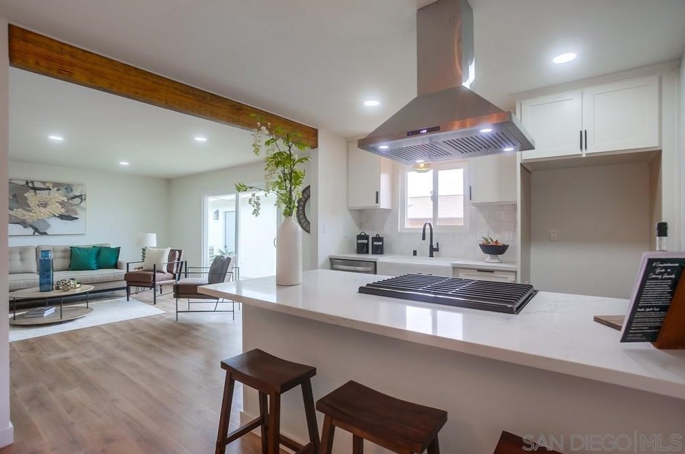 1811 Iris Way, Escondido CA  92027-1549 exterior