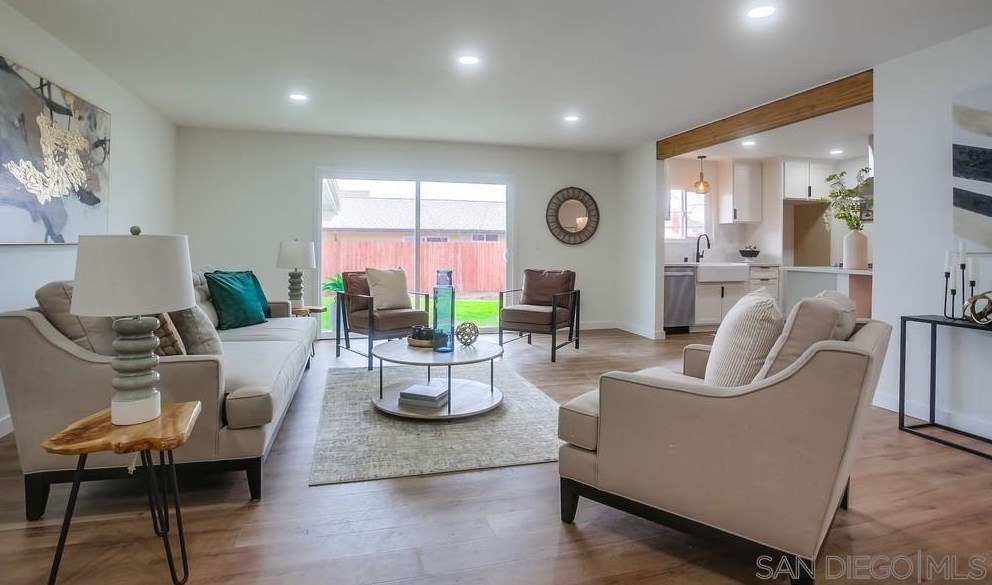 1811 Iris Way, Escondido CA  92027-1549 exterior