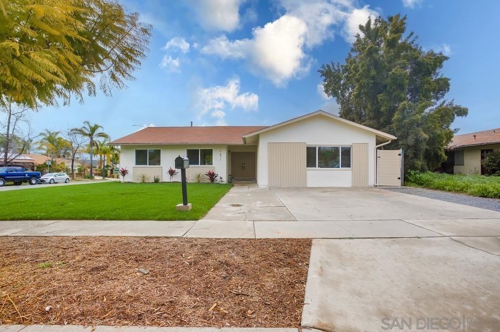 1811 Iris Way, Escondido CA  92027-1548 exterior