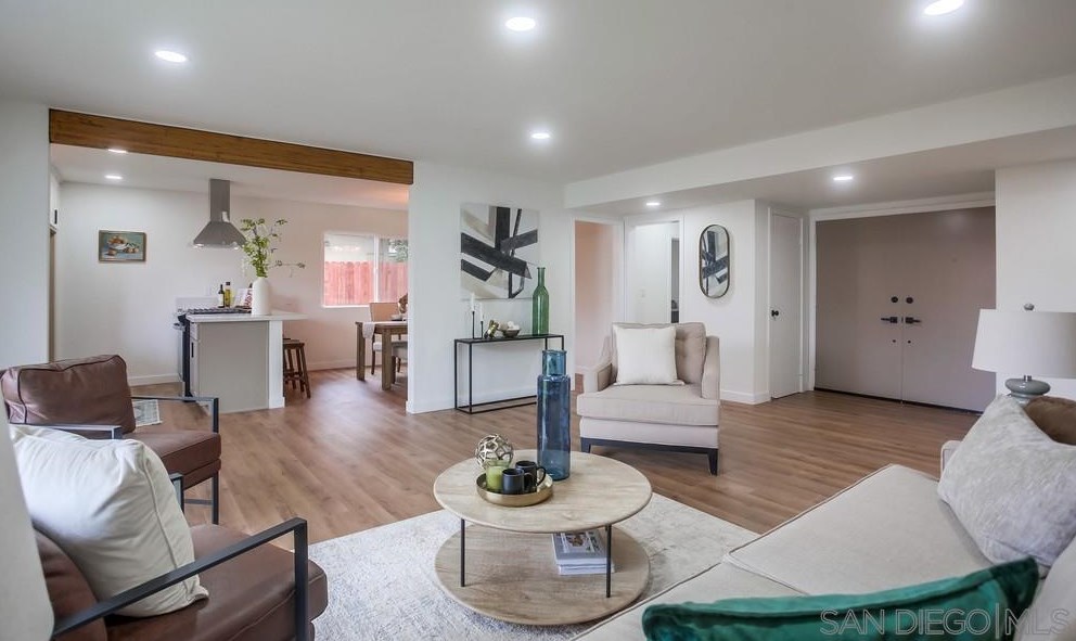 1811 Iris Way, Escondido CA  92027-1549 exterior