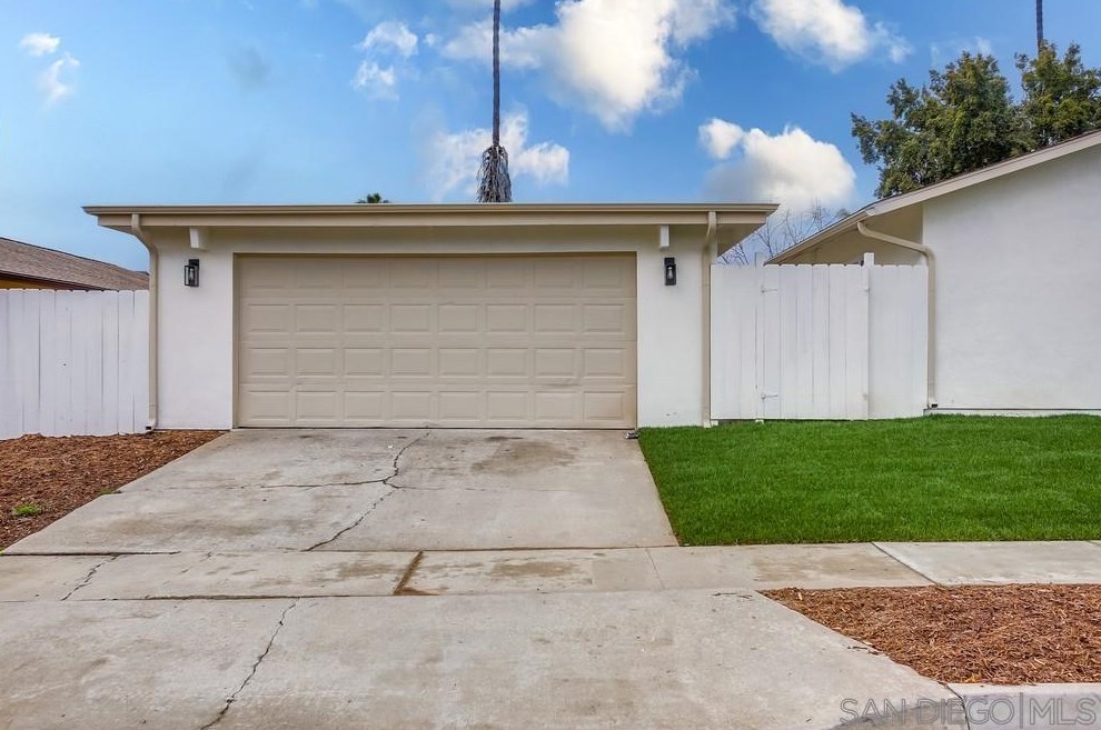 1811 Iris Way, Escondido CA  92027-1549 exterior
