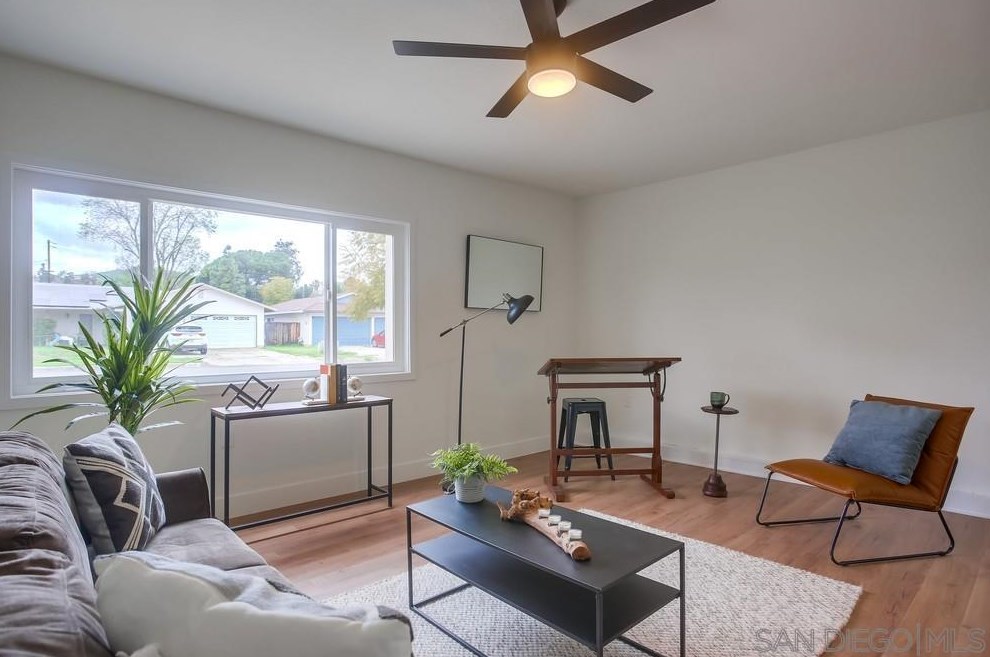 1811 Iris Way, Escondido CA  92027-1549 exterior