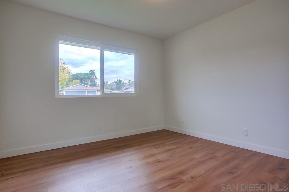 1811 Iris Way, Escondido CA  92027-1549 exterior