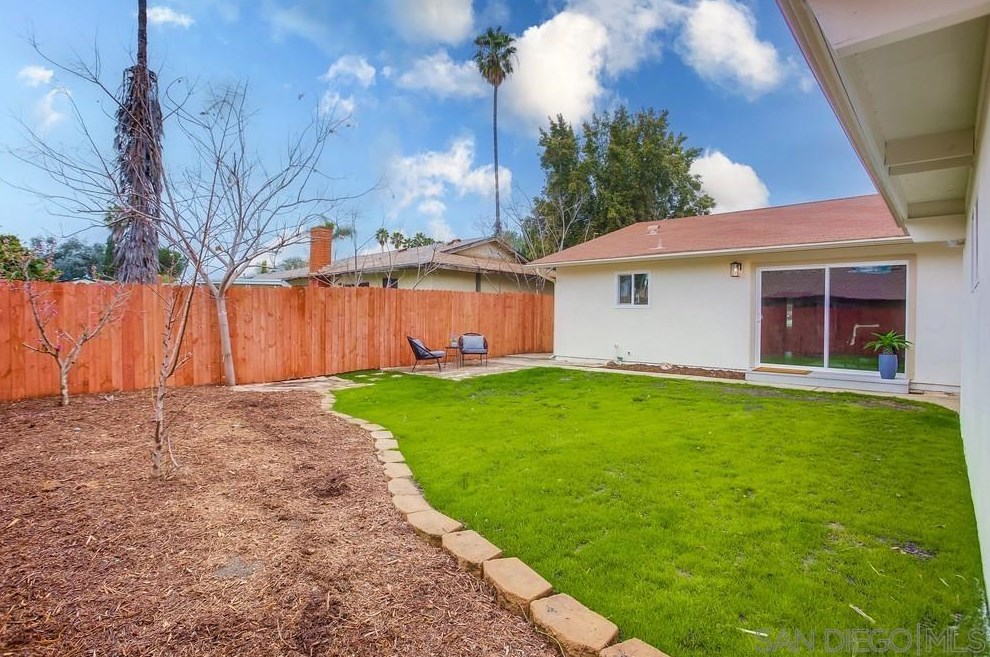 1811 Iris Way, Escondido CA  92027-1549 exterior