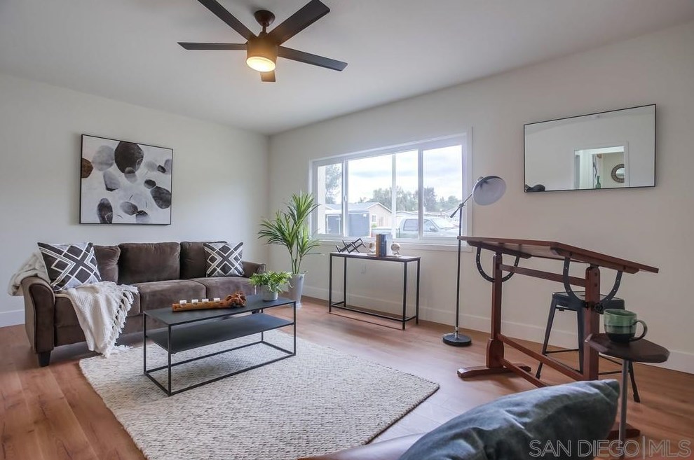 1811 Iris Way, Escondido CA  92027-1549 exterior