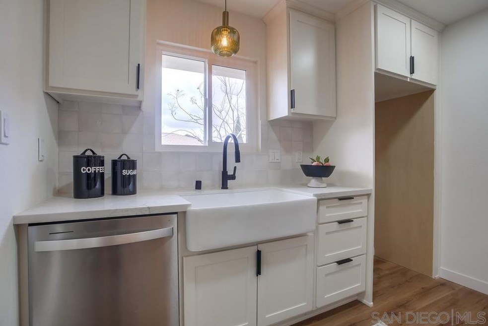 1811 Iris Way, Escondido CA  92027-1549 exterior