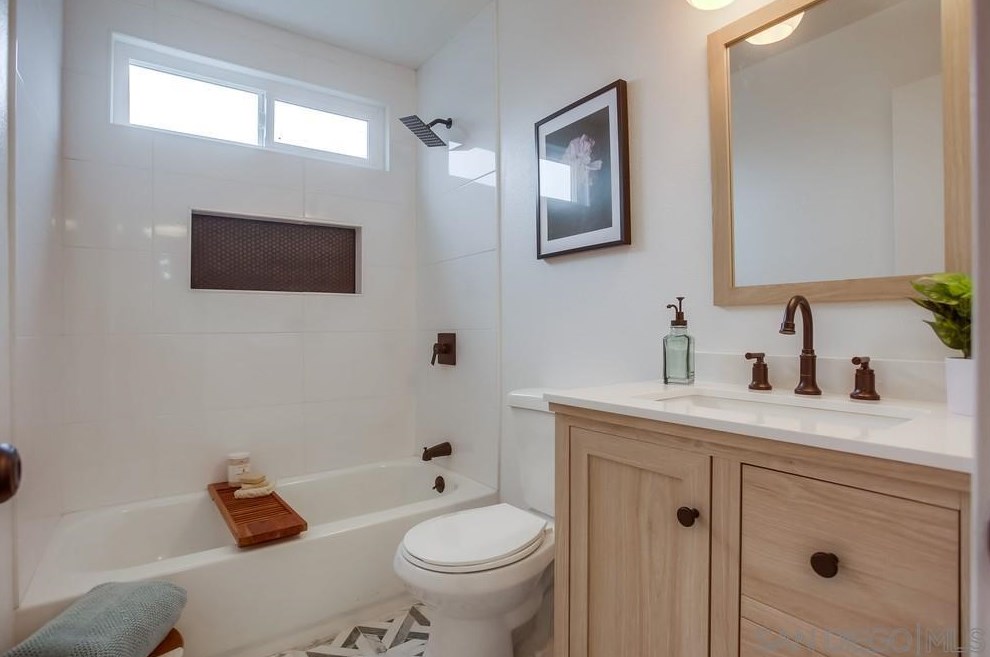 1811 Iris Way, Escondido CA  92027-1549 exterior