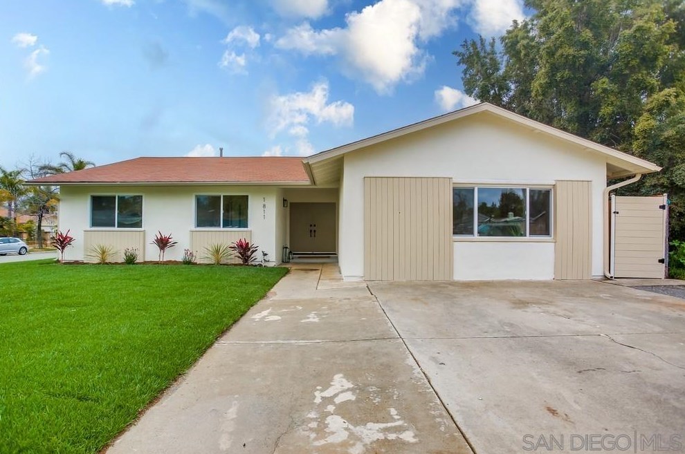 1811 Iris Way, Escondido CA  92027-1549 exterior