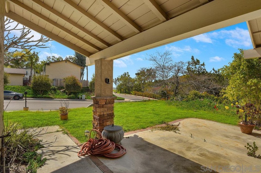 10008 Ledgeside St, Spring Valley CA  91977-7042 exterior