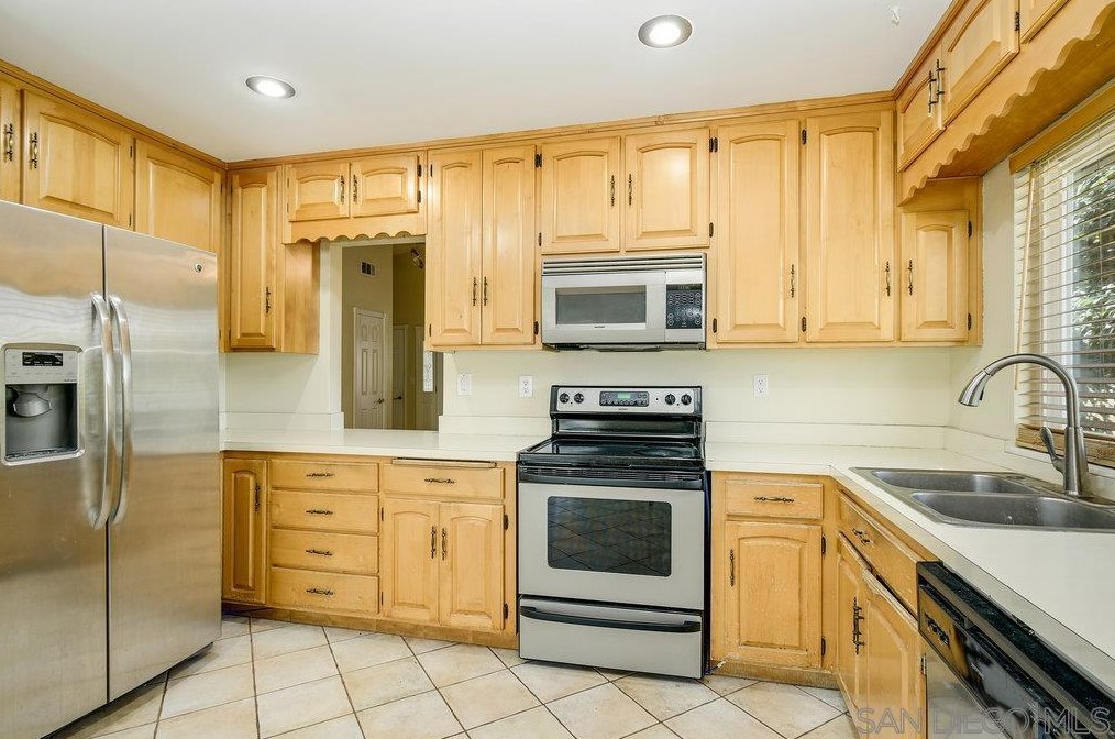 10008 Ledgeside St, Spring Valley CA  91977-7042 exterior