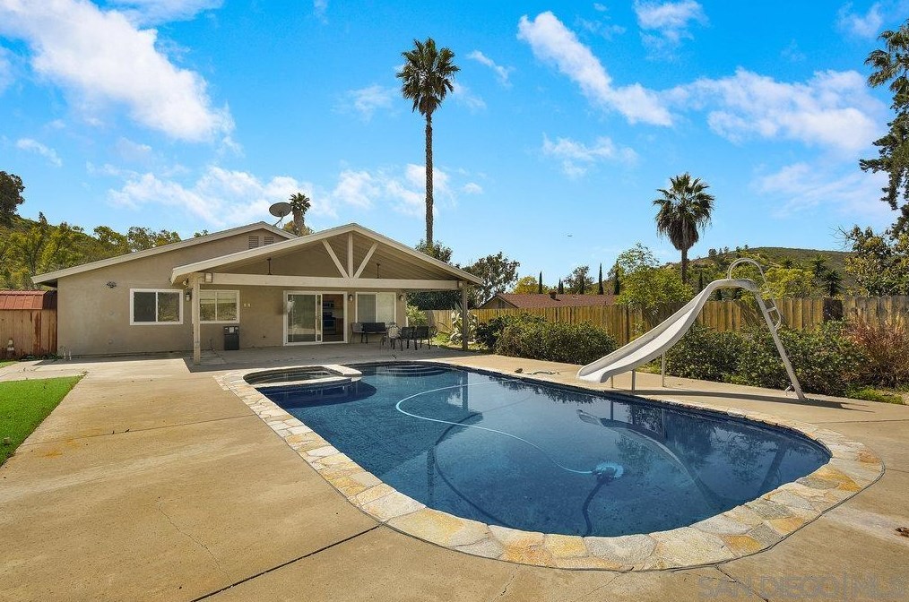 10008 Ledgeside St, Spring Valley CA  91977-7042 exterior
