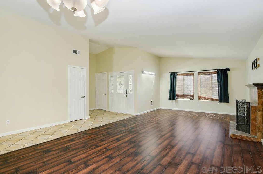 10008 Ledgeside St, Spring Valley CA  91977-7042 exterior