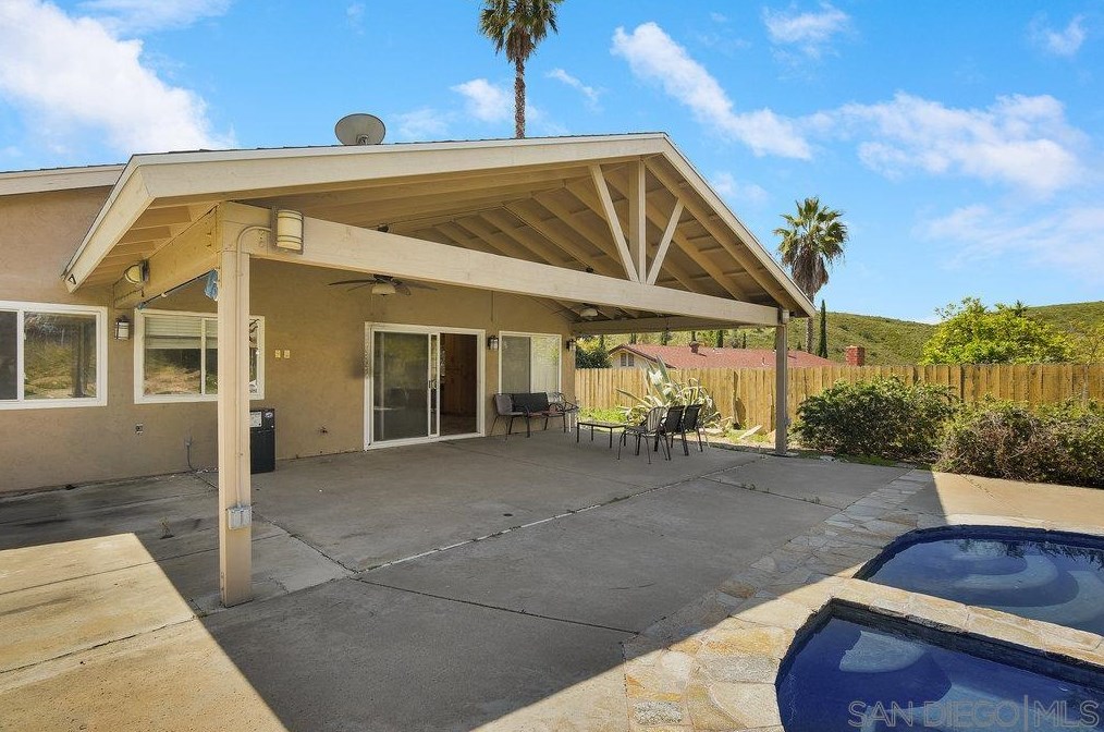 10008 Ledgeside St, Spring Valley CA  91977-7042 exterior