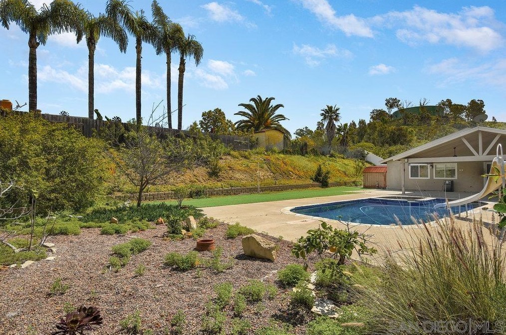 10008 Ledgeside St, Spring Valley CA  91977-7042 exterior