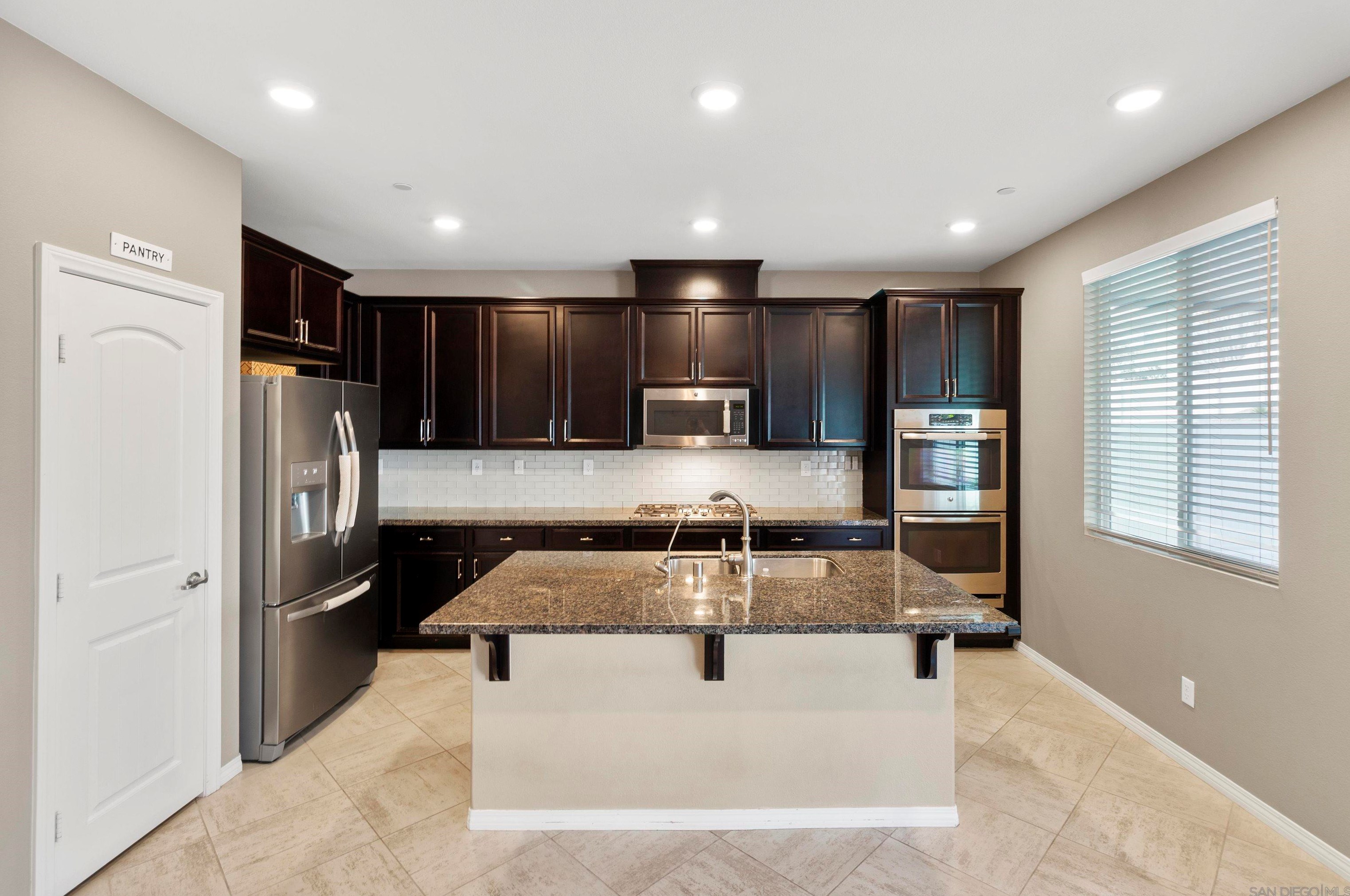 31584 Blossom Hill Ct, Murrieta CA  92563-3327 exterior