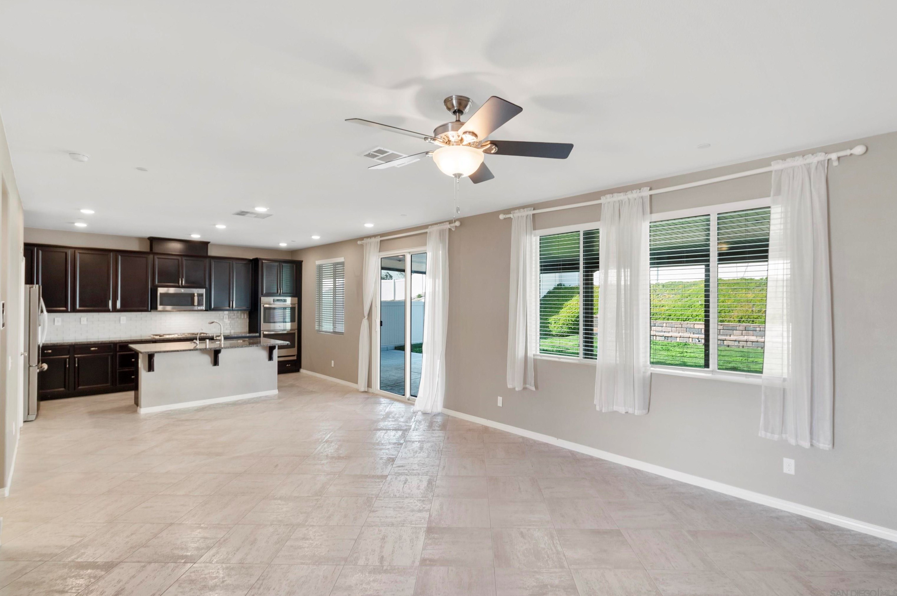 31584 Blossom Hill Ct, Murrieta CA  92563-3327 exterior