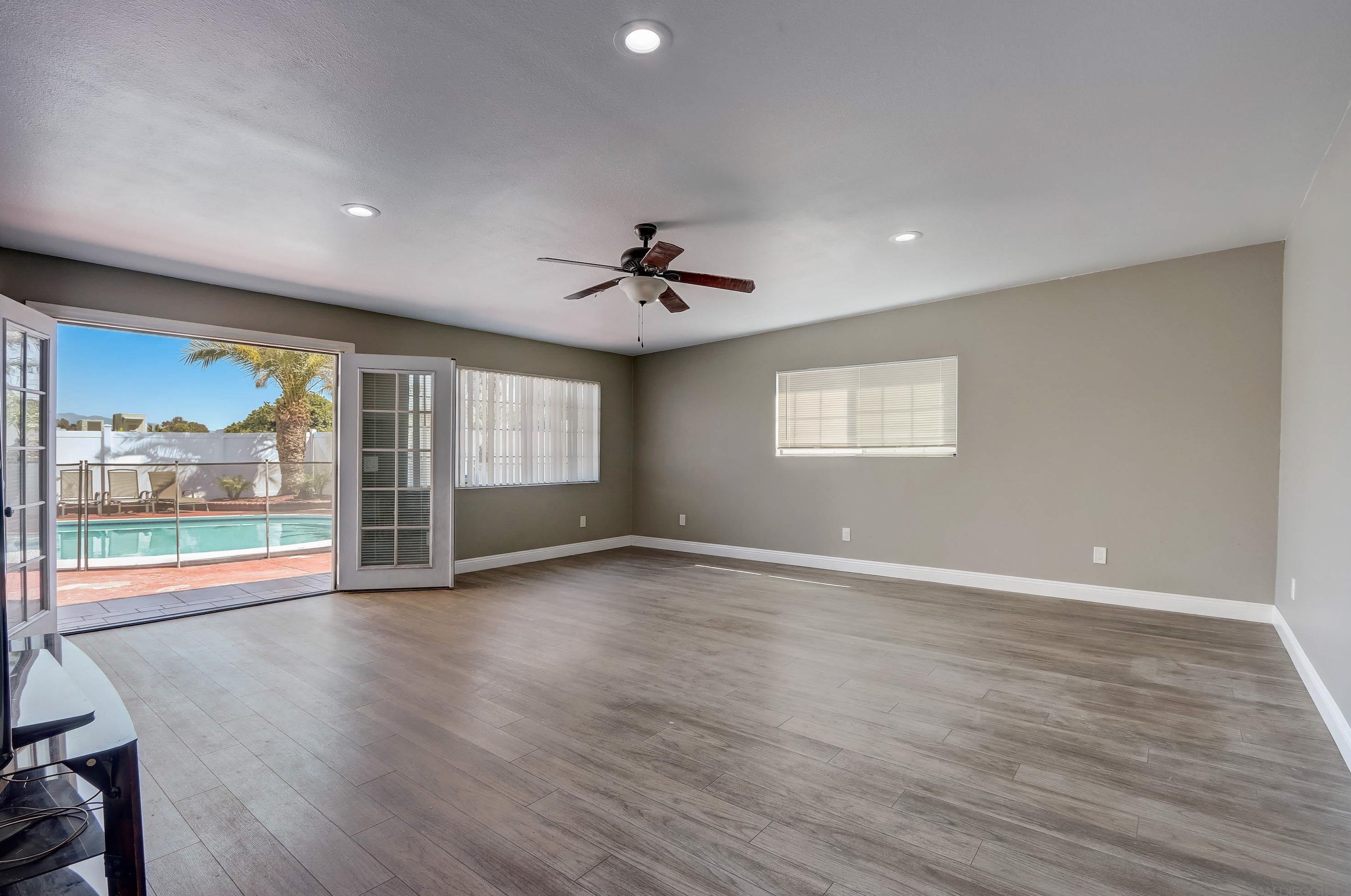 1459 Hilltop Dr, Chula Vista CA  91911-5214 exterior