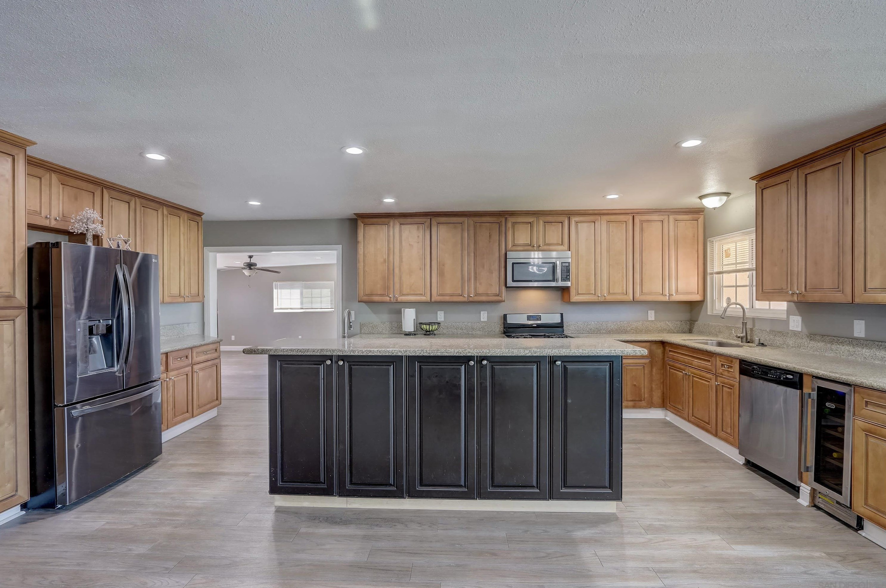 1459 Hilltop Dr, Chula Vista CA  91911-5214 exterior