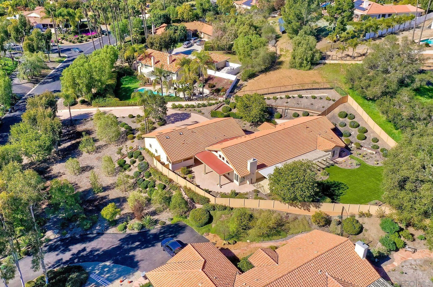 2822 Pasatiempo Gln, Escondido CA  92025-7356 exterior