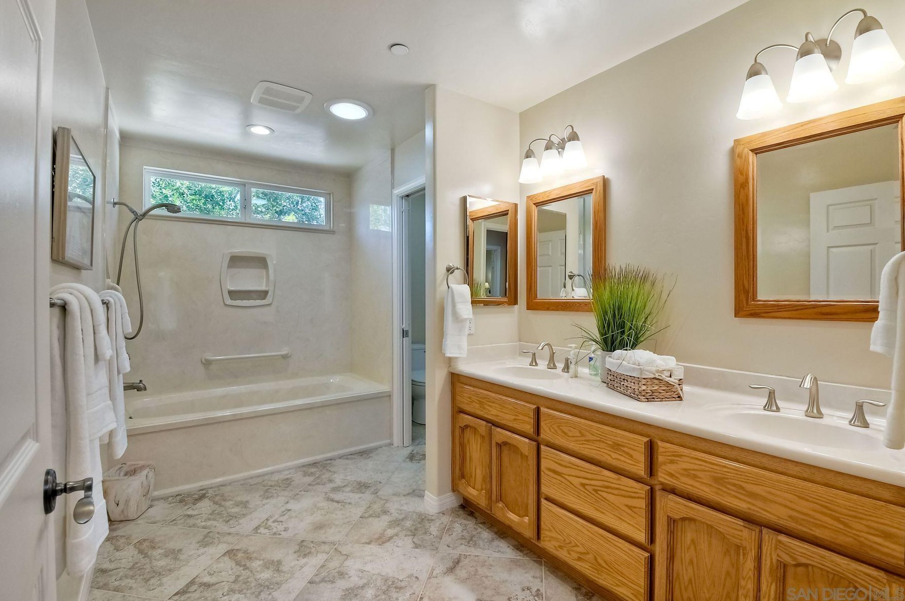 2822 Pasatiempo Gln, Escondido CA  92025-7356 exterior