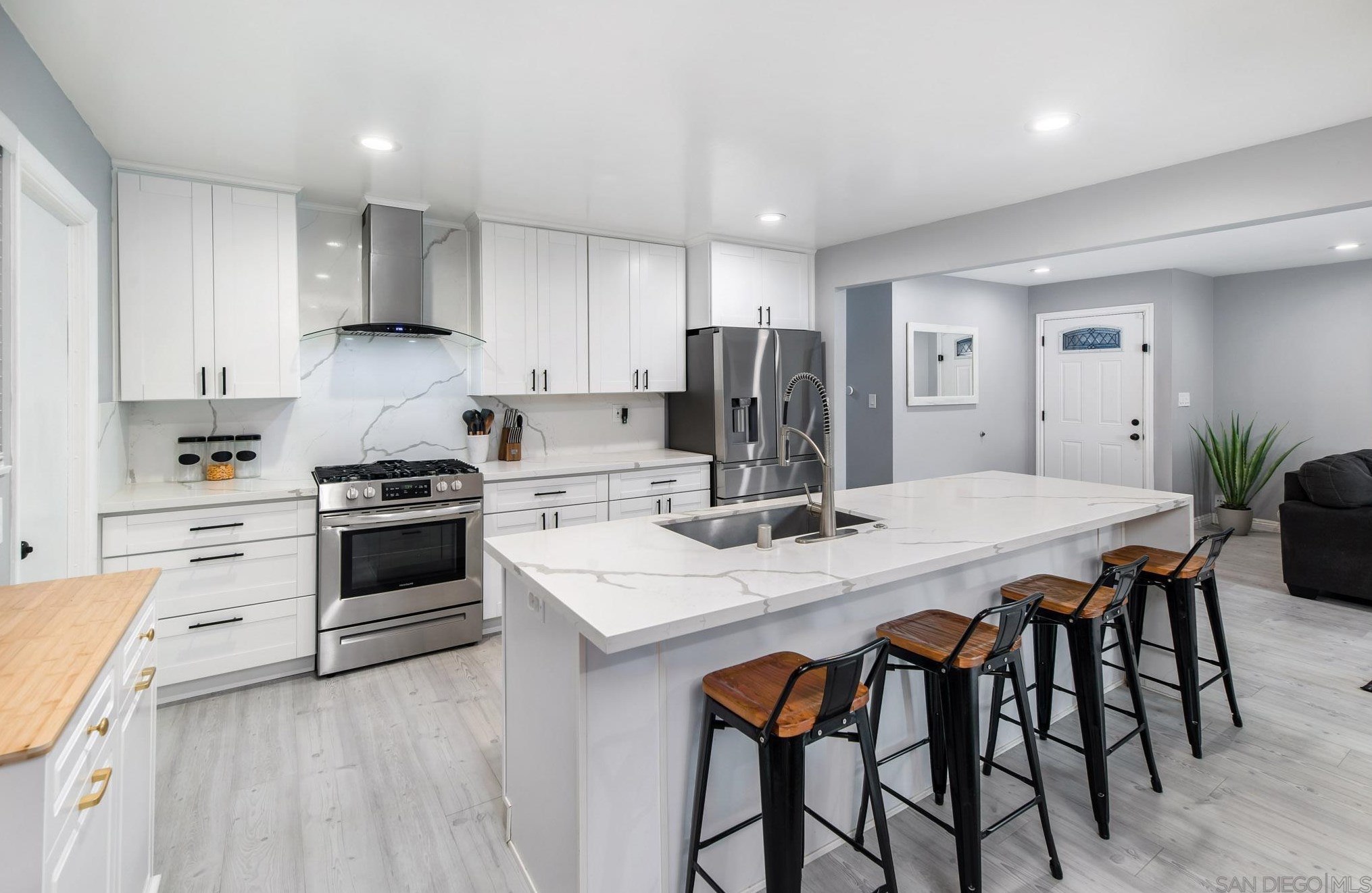 9027 Frederick St, Spring Valley CA  91977-5606 exterior