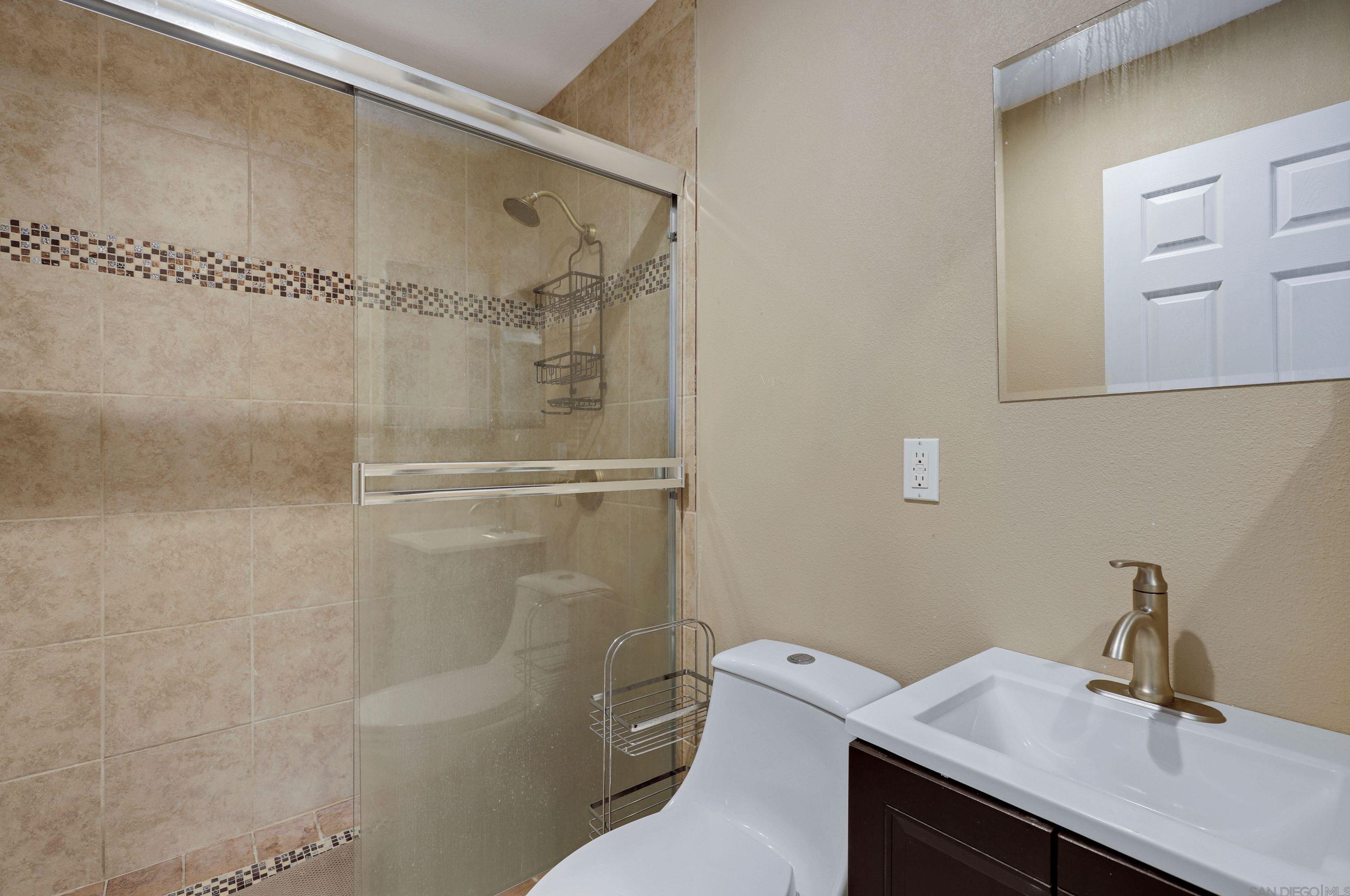 1364 Caliente Loop, Chula Vista CA  91910-6810 exterior