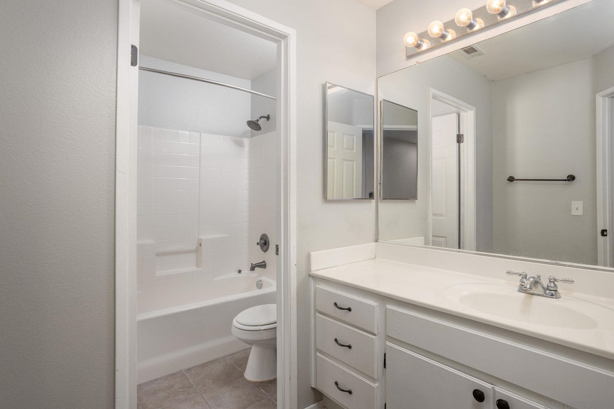 1343 Sutter Buttes St, Chula Vista CA  91913-2944 exterior