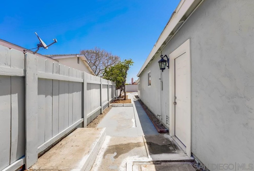 1605 Hilltop Dr, Chula Vista CA  91911-5304 exterior