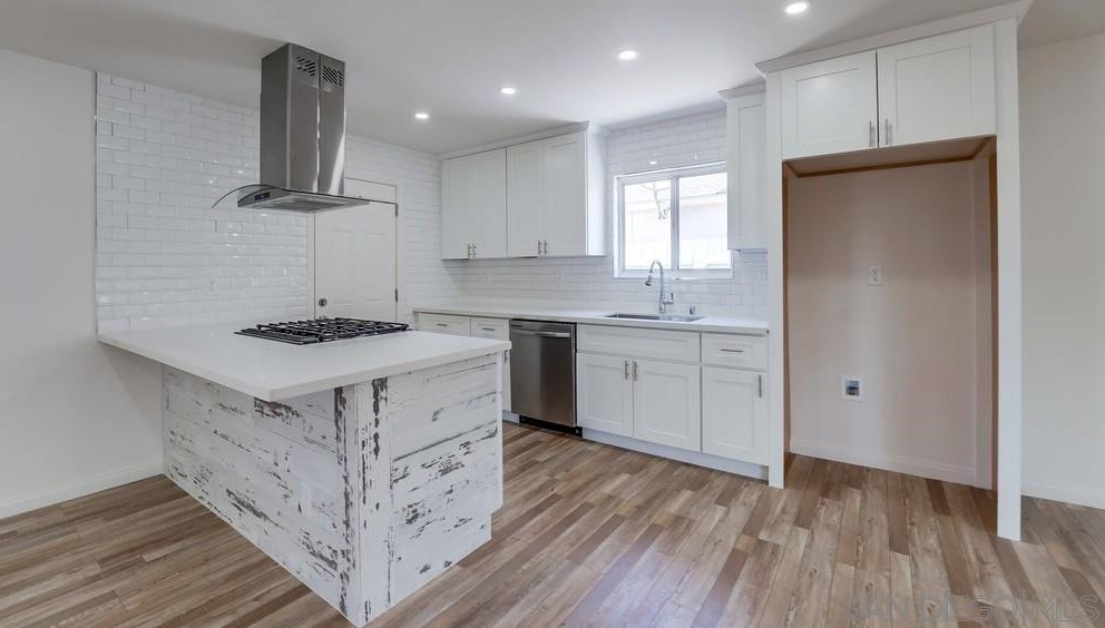 1605 Hilltop Dr, Chula Vista CA  91911-5304 exterior