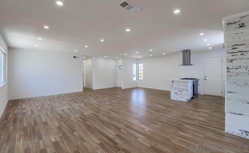 1605 Hilltop Dr, Chula Vista CA  91911-5304 exterior