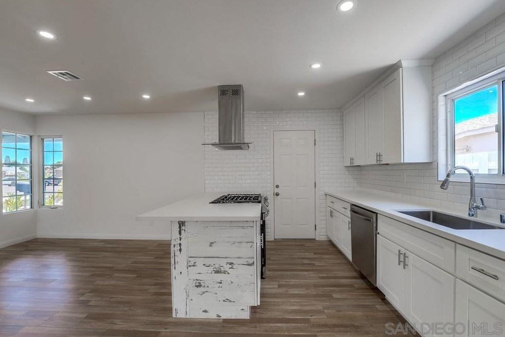 1605 Hilltop Dr, Chula Vista CA  91911-5304 exterior