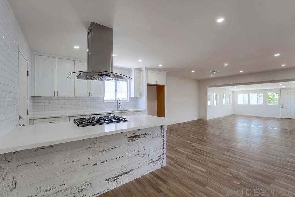 1605 Hilltop Dr, Chula Vista CA  91911-5304 exterior