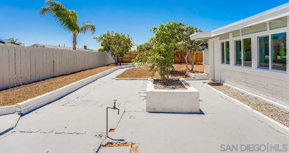 1605 Hilltop Dr, Chula Vista CA  91911-5304 exterior