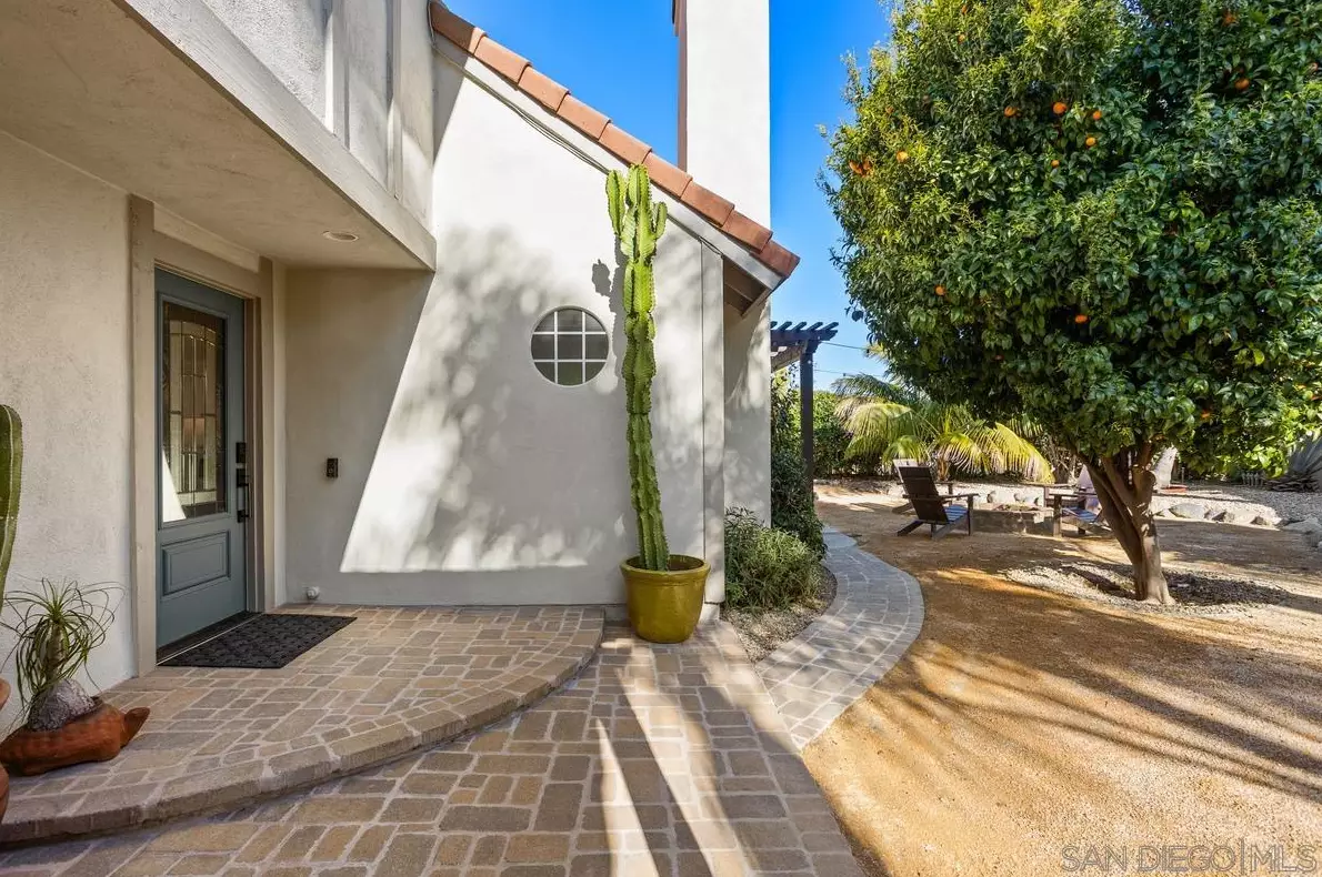 1876 Burnt Maple Way, Vista CA  92081-7357 exterior