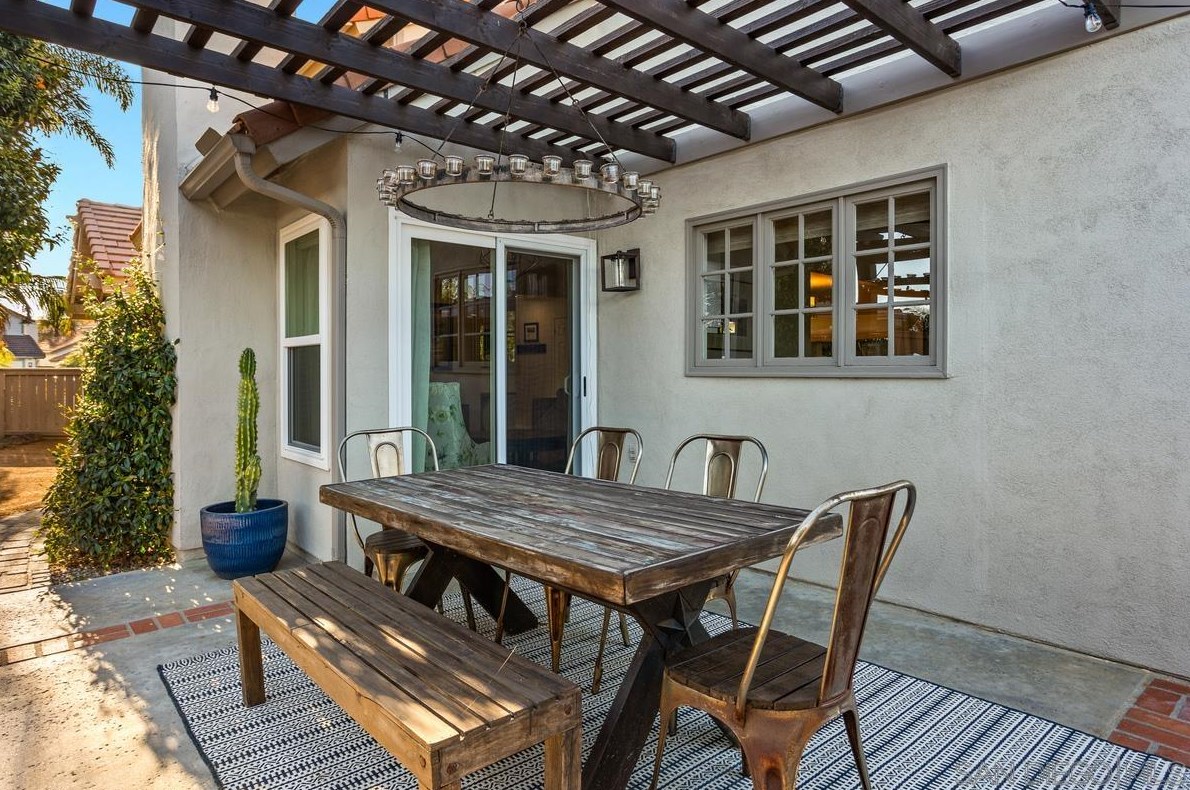 1876 Burnt Maple Way, Vista CA  92081-7357 exterior