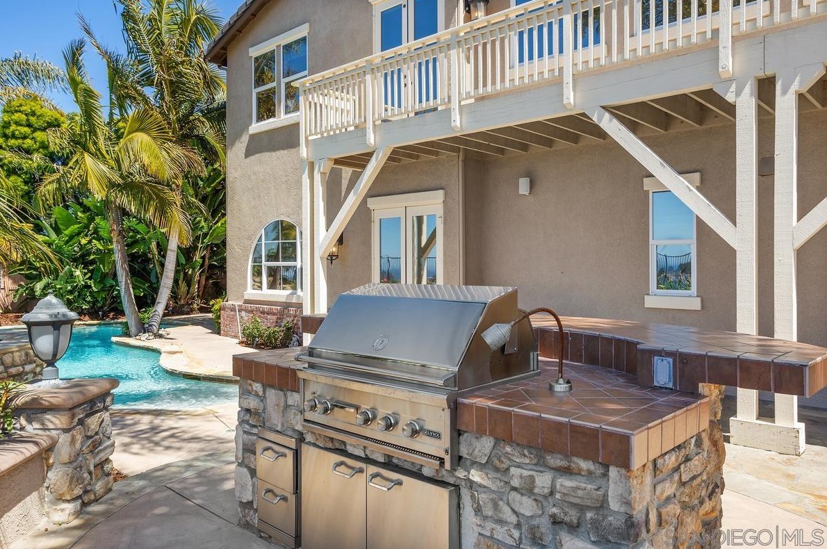 572 Lynwood Dr, Encinitas CA  92024-2387 exterior