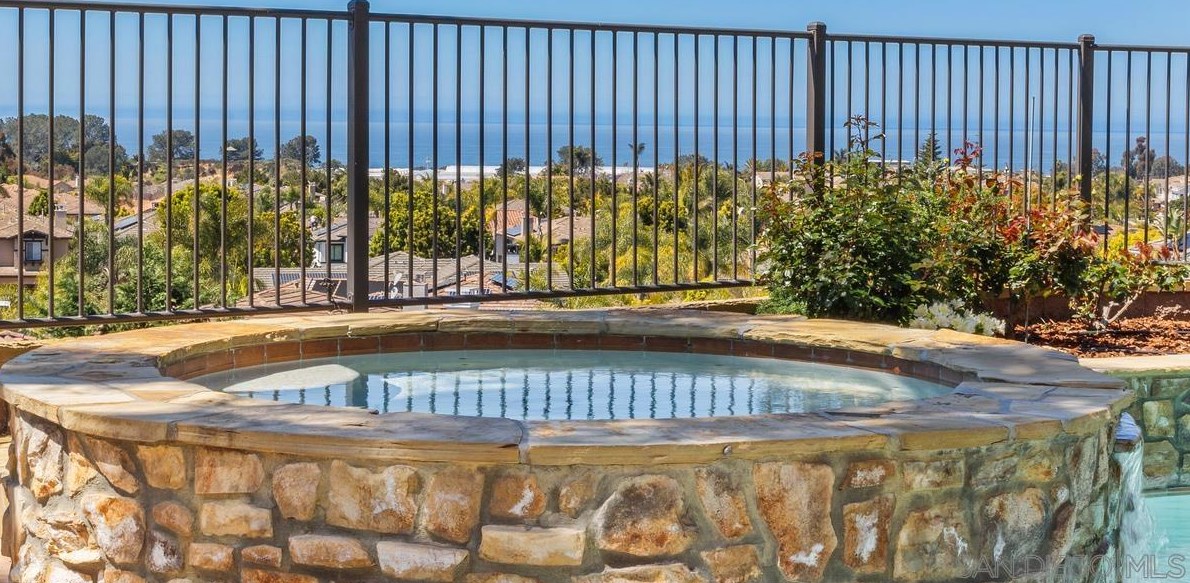 572 Lynwood Dr, Encinitas CA  92024-2387 exterior
