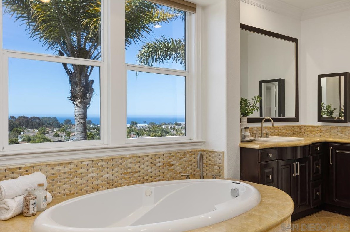 572 Lynwood Dr, Encinitas CA  92024-2387 exterior
