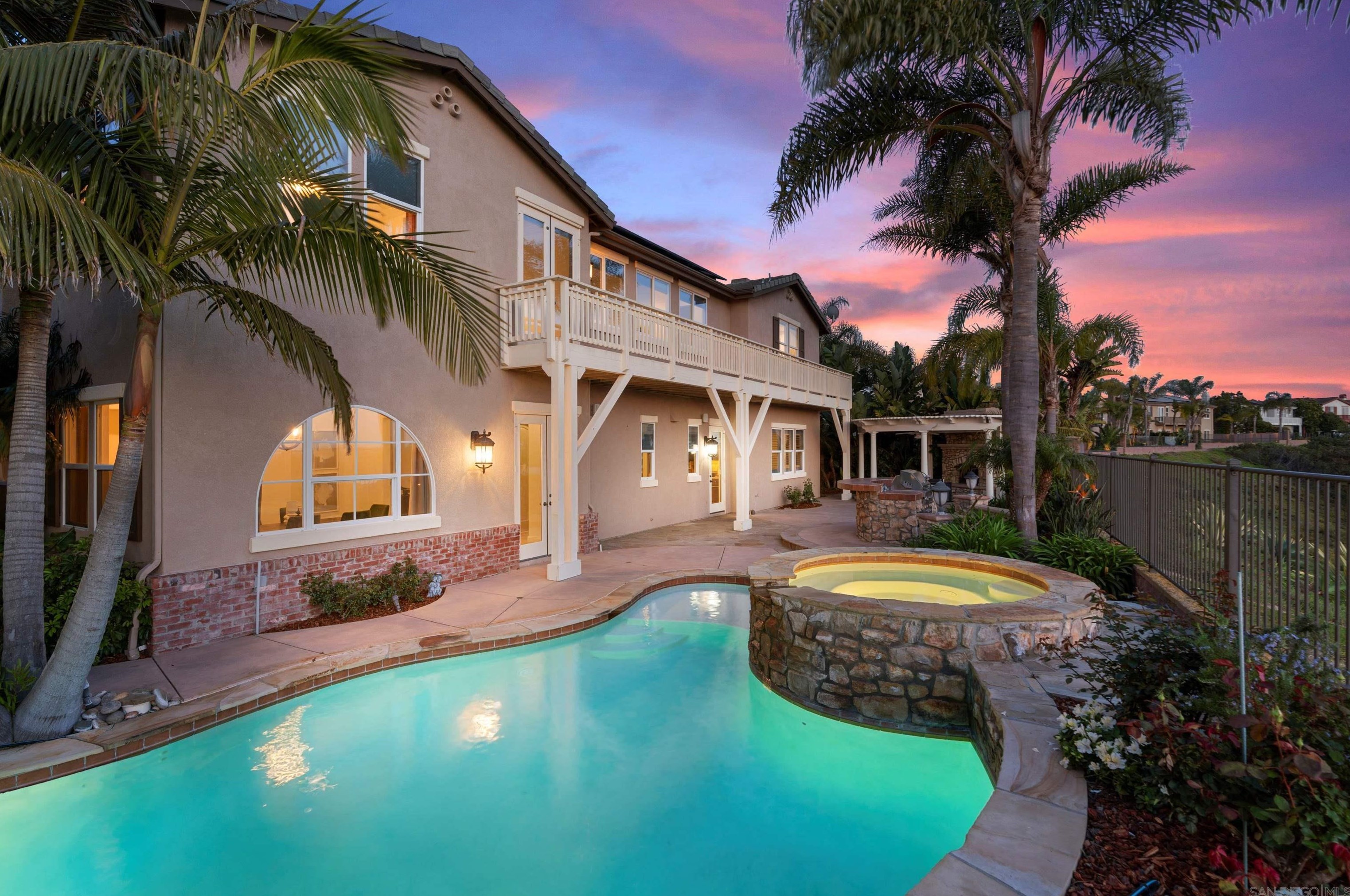 572 Lynwood Dr, Encinitas CA  92024-2387 exterior