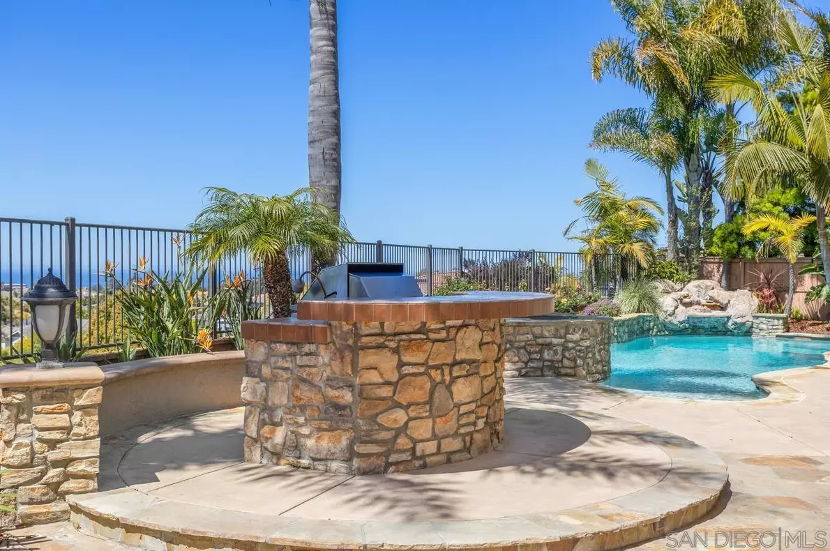 572 Lynwood Dr, Encinitas CA  92024-2387 exterior