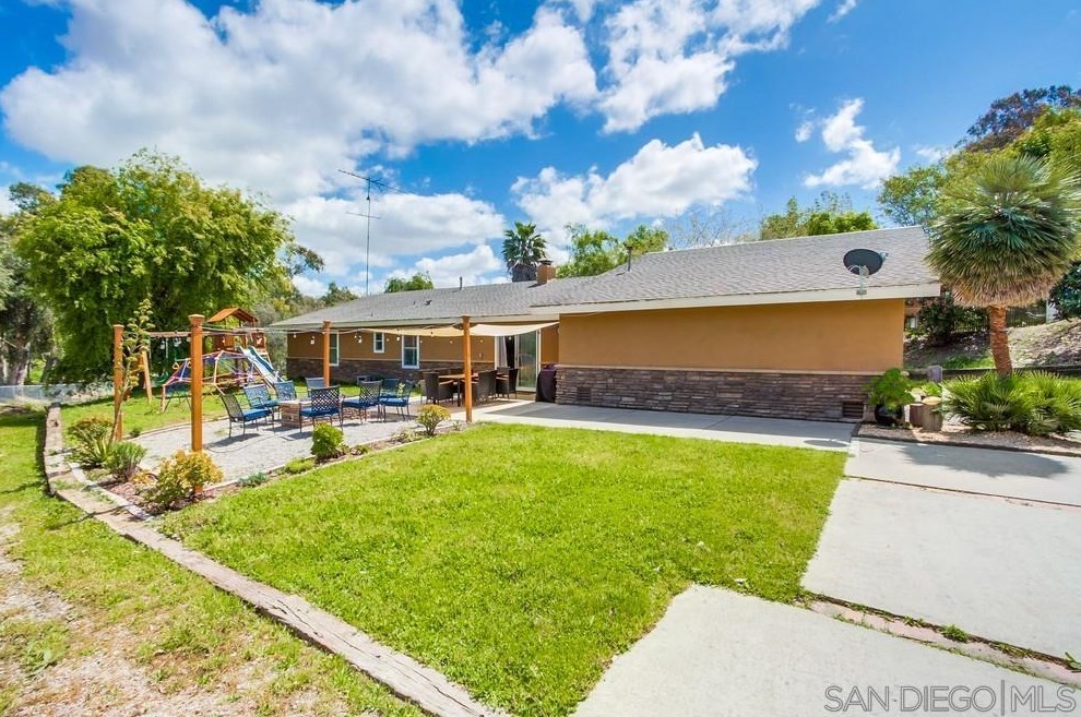 1566 La Vine Ln, Vista CA  92084-7268 exterior