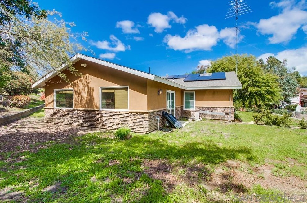 1566 La Vine Ln, Vista CA  92084-7268 exterior