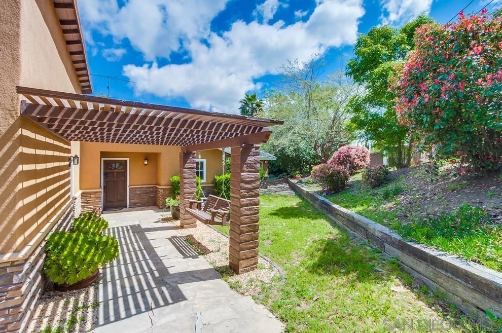 1566 La Vine Ln, Vista CA  92084-7268 exterior