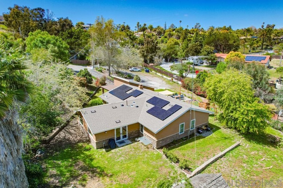 1566 La Vine Ln, Vista CA  92084-7268 exterior