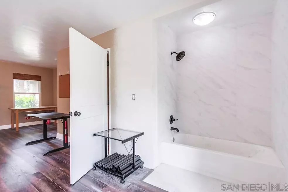 1566 La Vine Ln, Vista CA  92084-7268 exterior