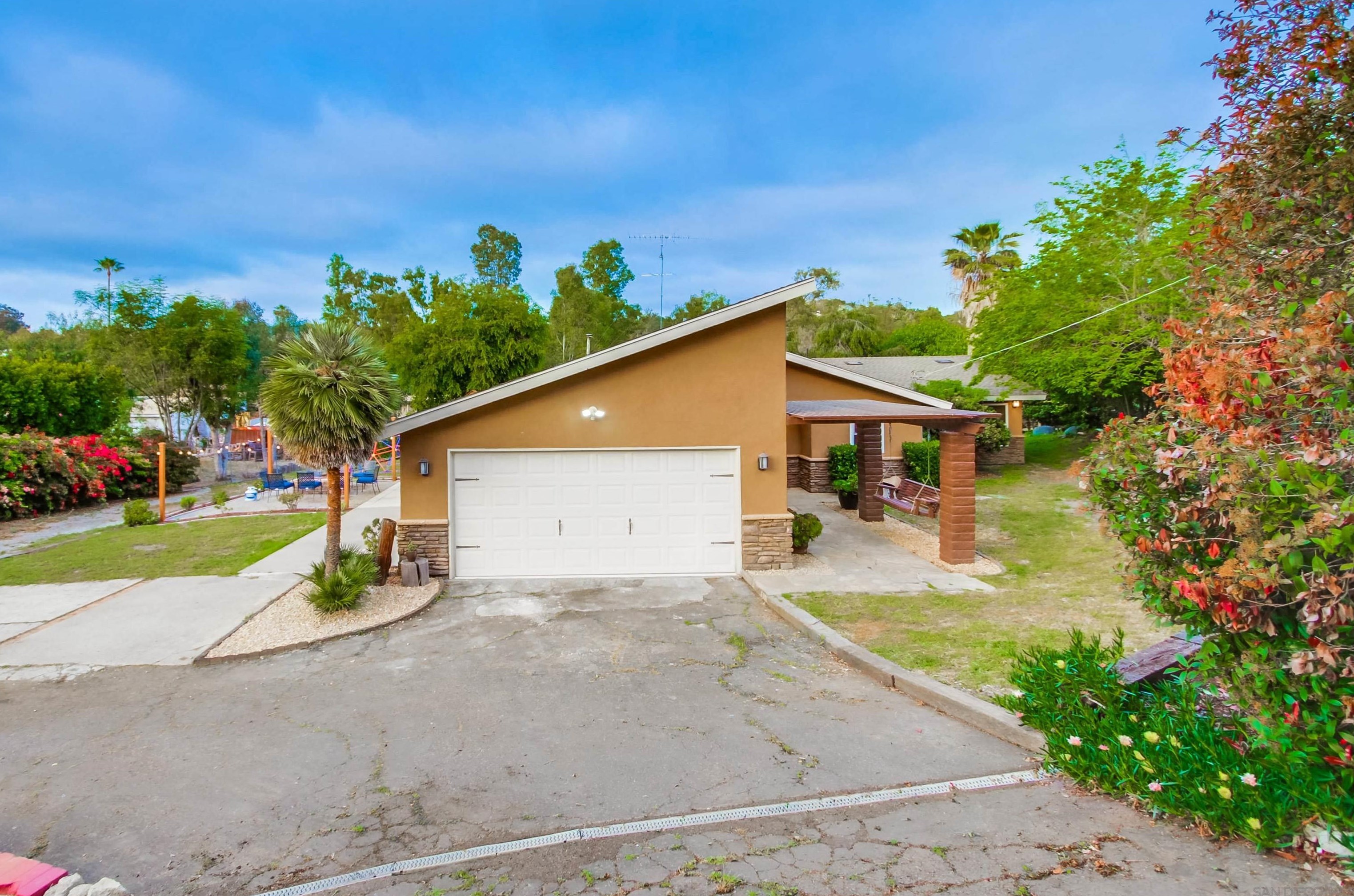 1566 La Vine Ln, Vista CA  92084-7268 exterior