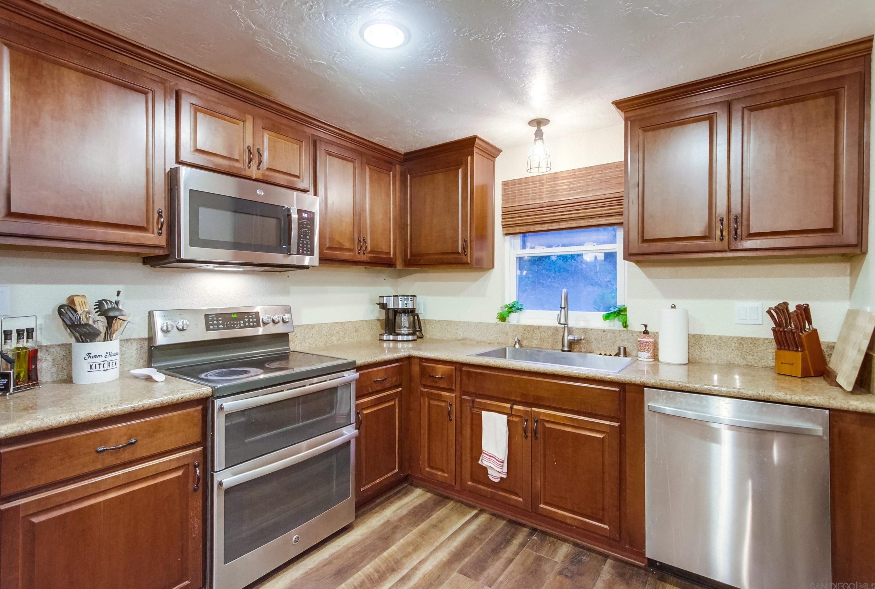 1566 La Vine Ln, Vista CA  92084-7268 exterior