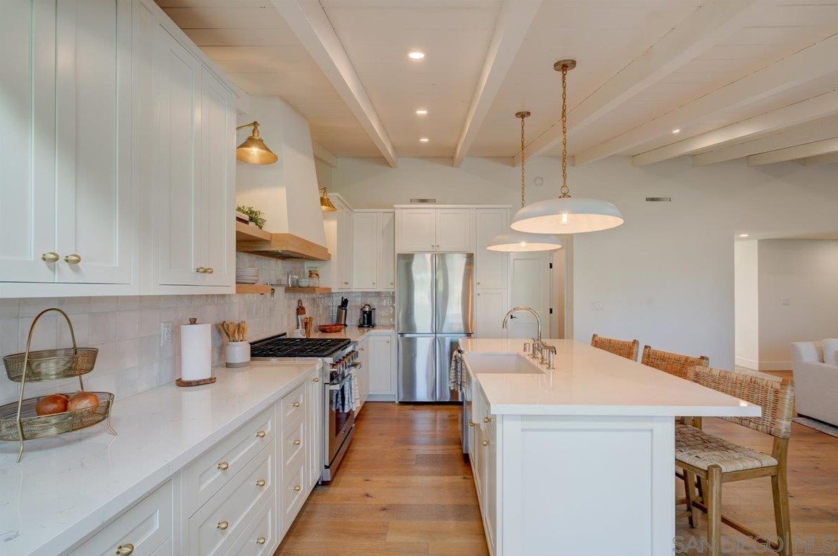 3019 Mesa Dr, Oceanside CA  92054-3705 exterior